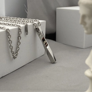 Collier Pendentif Cylindre Hélice en Acier Titane Minimaliste pour Hommes Femmes Street Style Argent Barre Torsadée Bijoux