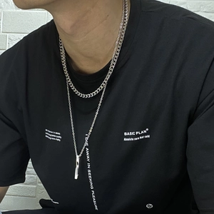 Collier multicouche pour hommes avec pendentif cylindre et chaîne gourmette