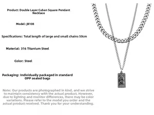 Détail du collier à double chaîne cubaine avec un pendentif carré portrait de reine