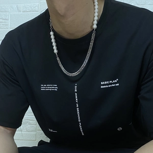Hip-Hop-Perlen- und Silberne-Cuban-Gliederkette an Model mit schwarzem T-Shirt