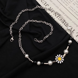 Detailansicht der Gänseblümchen-Kette mit weißen Perlen und silbernen Kettengliedern