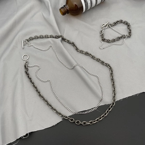 Set catena a doppio strato gunmetal e argento con chiusura OT e stile punk d'epoca trendy