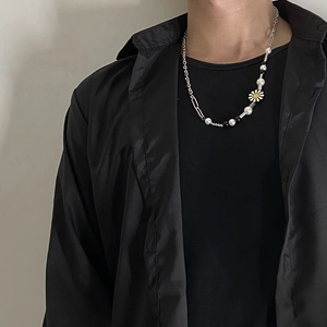 Detail einer asymmetrischen Gänseblümchen-Perlenkette im Streetstyle aus Titanstahl am Model