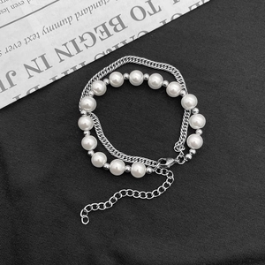 Bracelet hip-hop double couche avec perles d'imitation blanches et chaîne argentée