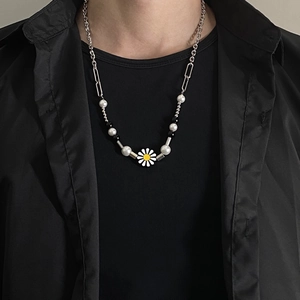 Unisex Gänseblümchen-Perlenkette mit Büroklammer-Gliedern an Modell in schwarzem Hemd