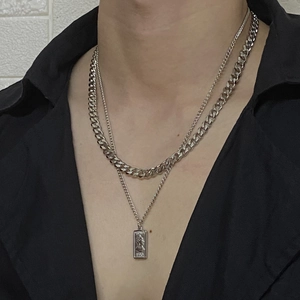 Collier double épaisseur argenté avec chaîne cubaine et pendentif portrait rectangulaire