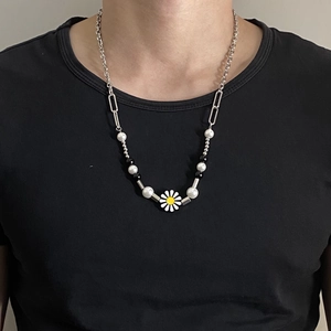Detailansicht der Gänseblümchen-Kette mit Büroklammer-Gliedern und Perlen am Hals