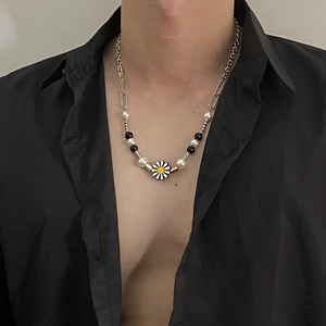 Detail einer Hip-Hop Gänseblümchen-Halskette mit Perlen und schwarzen Perlen am Model