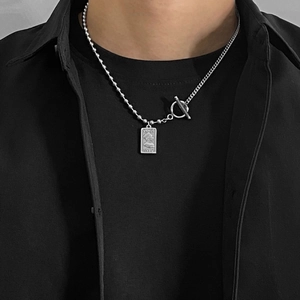Detail einer silbernen asymmetrischen Kette mit Porträt-Anhänger und OT-Knebelverschluss