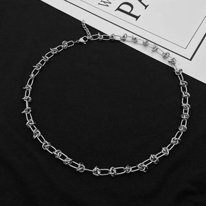 Dettaglio del nodo di spine sulla collana punk in acciaio inossidabile con chiusura