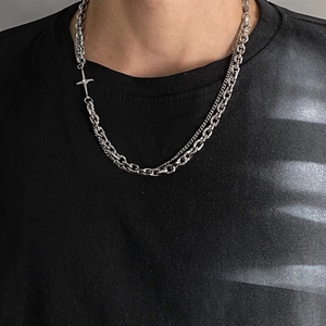 Détail du collier double rang en acier titane avec pendentif étoile croisée hip-hop