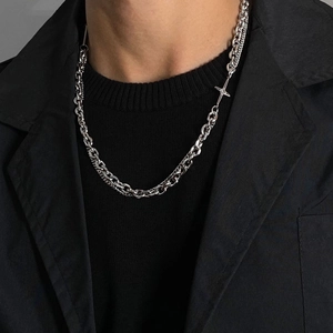 Collier double couche en acier titane avec croix pour homme et femme style hip-hop épuré