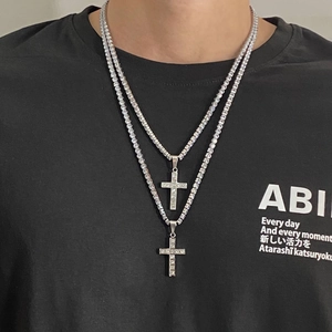 Collana a doppio strato con catena tennis argento e pendente a croce con diamanti hip hop