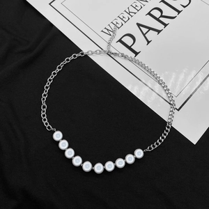 Collier avec perles luminescentes et chaîne argentée au design minimaliste moderne