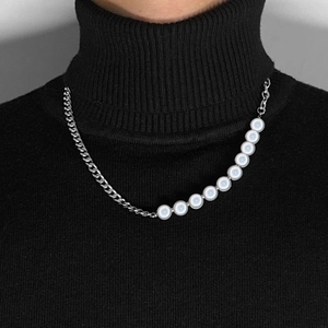 Collier de perles lumineuses et chaîne gourmette argentée au design asymétrique