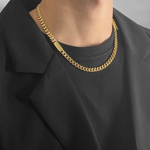 Collana a catena cubana da uomo in oro con piastra rettangolare su modello in abito