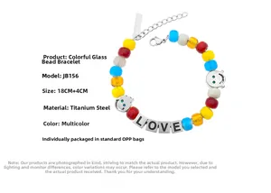 Détail du bracelet en acier titane avec perles colorées, cubes LOVE et breloques smiley