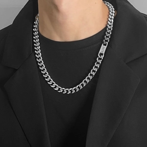 Chaîne cubaine en argent poli avec plaque gravée ALINE pour la mode urbaine homme
