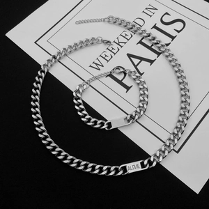 Set collana e bracciale a catena cubana argento con ciondolo rettangolare inciso Alive