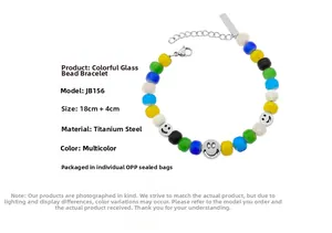 Détail du bracelet en perles de verre multicolores avec fermoir en acier et perles smiley
