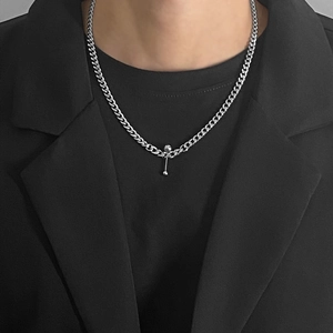 Collier chaîne cubaine asymétrique en acier argenté avec pendentif sur mannequin