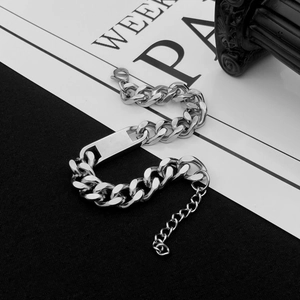 Dettaglio di un bracciale a catena cubana argento con piastrina identificativa lucida