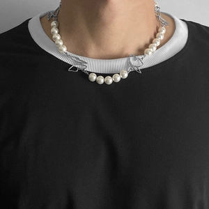 Collier de perles élégant avec pendentif papillon argenté au design moderne ras du cou