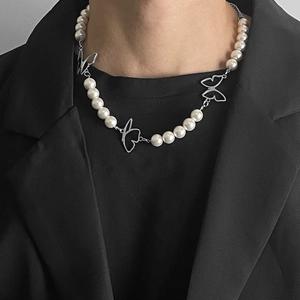 Collier Papillon Künstliche Perle en Acier Inoxydable Breloques Papillon Évidées Choker Perlé Style Urbain pour Femmes Bijoux Élégants