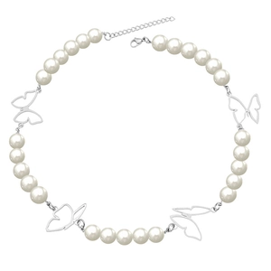 Collier élégant en perles avec pendentifs papillons argentés et chaîne réglable