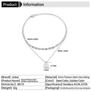 Collier double couche en acier titane avec pendentif carré et détails des dimensions