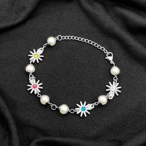 Bracciale minimalista in perle e acciaio inossidabile con ciondoli girasole di diamanti