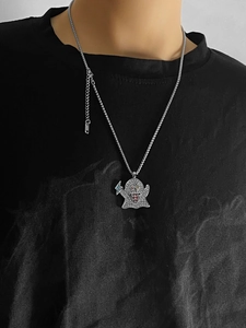 Dettaglio ciondolo fantasma hip-hop con cristalli colorati su catena box argento