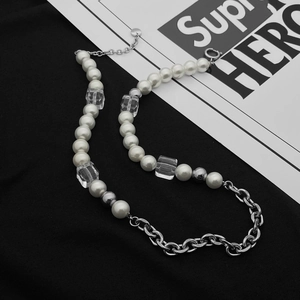 Collar de acero de titanio con perlas de imitación blancas y cuentas de hielo claras