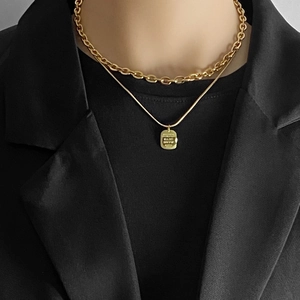 Collier double couche en titane doré poli avec pendentif carré lettre pour hommes