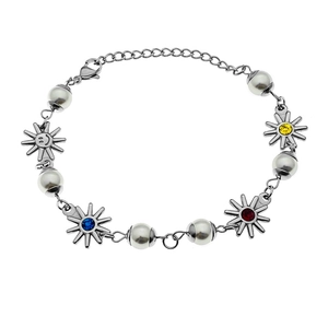 Bracciale in acciaio al titanio con perle, ciondoli a sole, gemme colorate e faccina sorridente