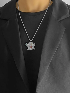 Ciondolo fantasma hip hop con strass colorati indossato su una camicia nera