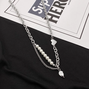 Collier double rang en acier titane argenté avec perles blanches et pendentifs cœur