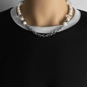 Collar de moda de acero de titanio con perlas blancas y cuentas transparentes heladas para hombre y mujer