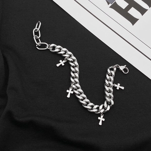 Bracciale cubano regolabile in argento con quattro pendenti a croce su sfondo nero