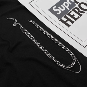 Collana hip-hop a doppio strato con catene in metallo argento e accenti punk in pelle nera