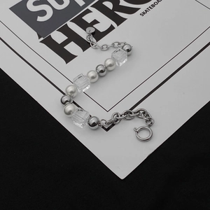 Bracelet minimaliste en acier titane avec perles blanches et perles cubiques claires
