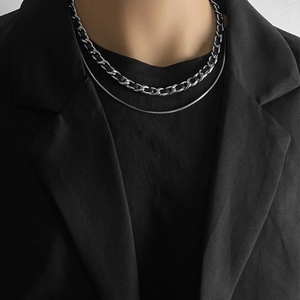 Collana hip hop a due strati da uomo in stile punk argento e nero indossata da un modello