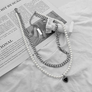 Collana a doppio strato in acciaio al titanio con ciondolo a cuore nero e perle per uomo e donna