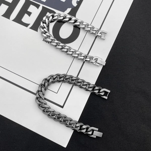 Bracelets gourmette vintage en acier inoxydable en argent poli et finitions rétro