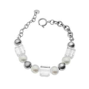 Bracelet en chaîne d'acier titane avec perles et perles carrées transparentes sur fond blanc