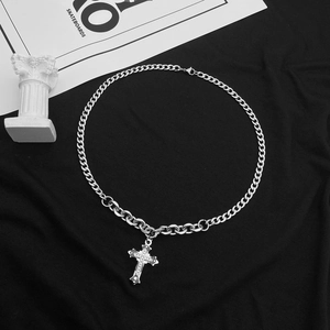 Collier avec pendentif croix en acier argenté hip hop et chaîne à maillons épissée