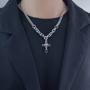 Détail du collier croix hip-hop avec pavé de cristaux et maillons à double chaîne