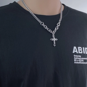 Détail du collier croix hip-hop argenté avec incrustation de zircon et chaîne à double maillon