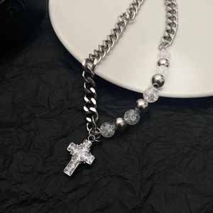 Collier maille cubaine et perles de verre avec un grand pendentif croix serti de diamants