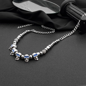 Collier tête de mort hip hop avec yeux bleus et perles en acier poli style punk